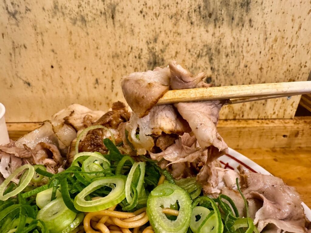 立食い屋台ラーメンと焼めし専門店ばんらい屋の醤油ラーメン肉増しネギ増し チャーシュー