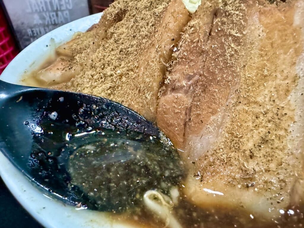 自家製太麺 ドカ盛りマッチョ 三ノ宮店のラーメン並 スープ