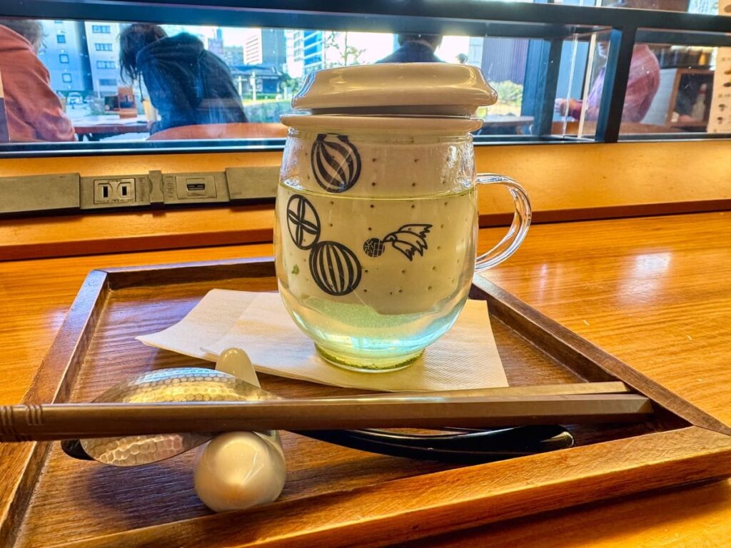 築地本願寺カフェTsumugiの18品の朝ごはん お茶1