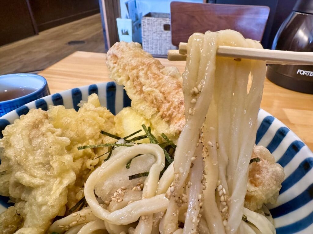 自家製麺 うどん 讃式のちく玉天とかしわ天ぶっかけ 麺