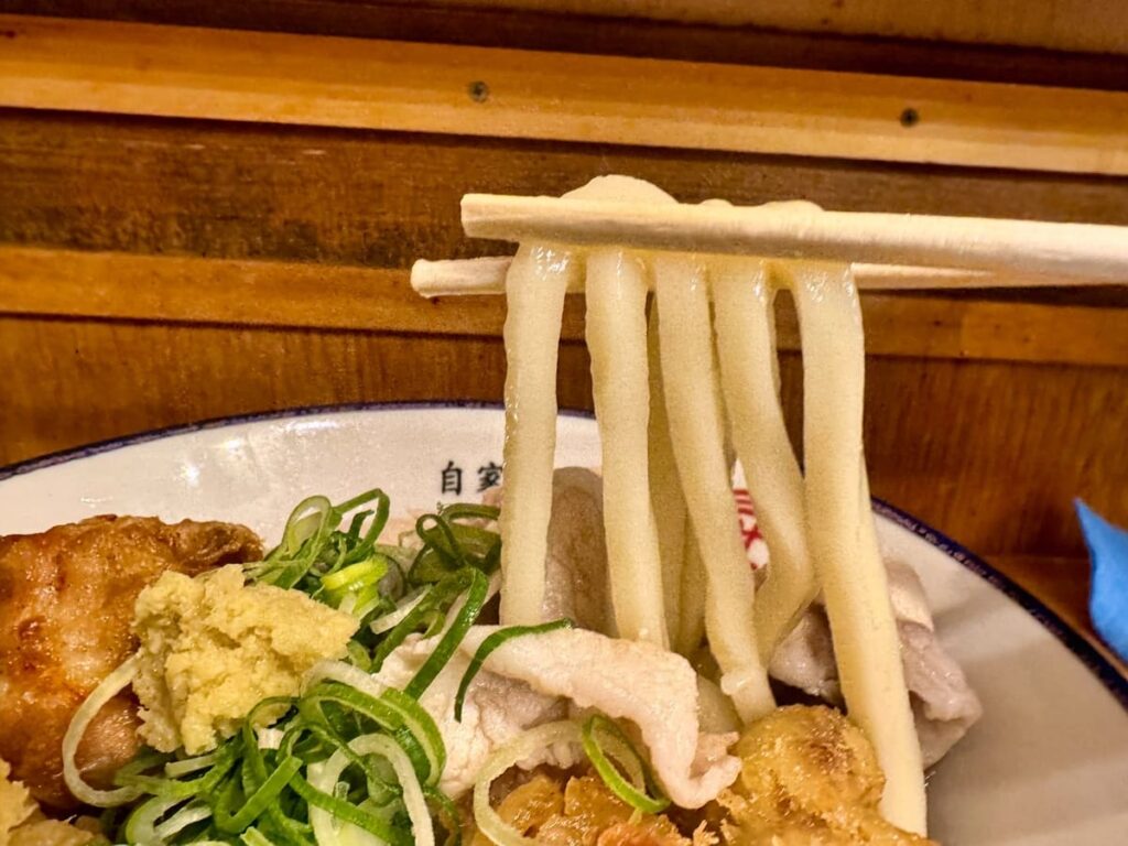 自家製さぬきうどんと肉 甚三 大門店の超スペシャル肉うどん 麺