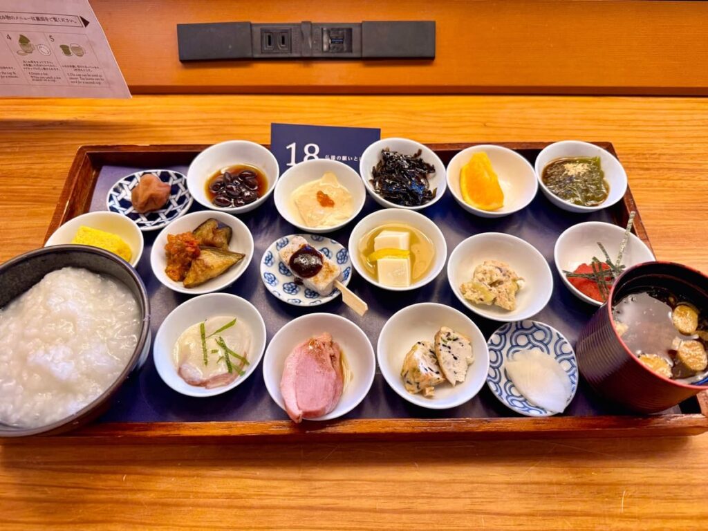 築地本願寺カフェTsumugiの18品の朝ごはん1