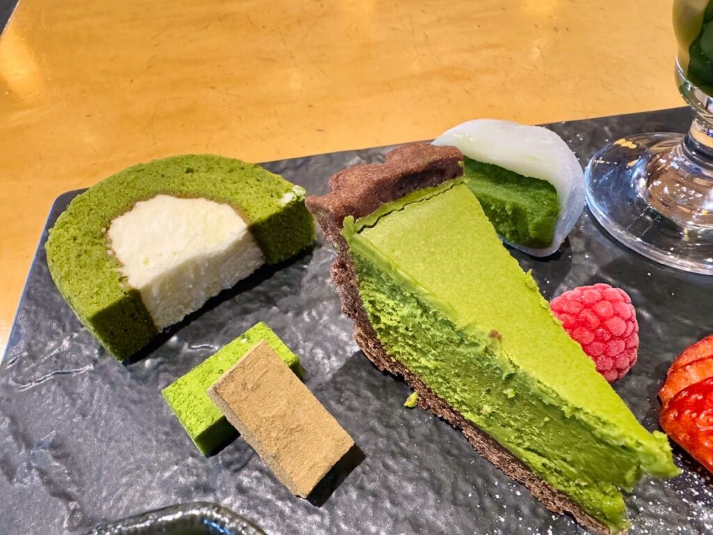 伊藤久右衛門 宇治本店の源氏物語 いちご抹茶プレート 抹茶チーズケーキ