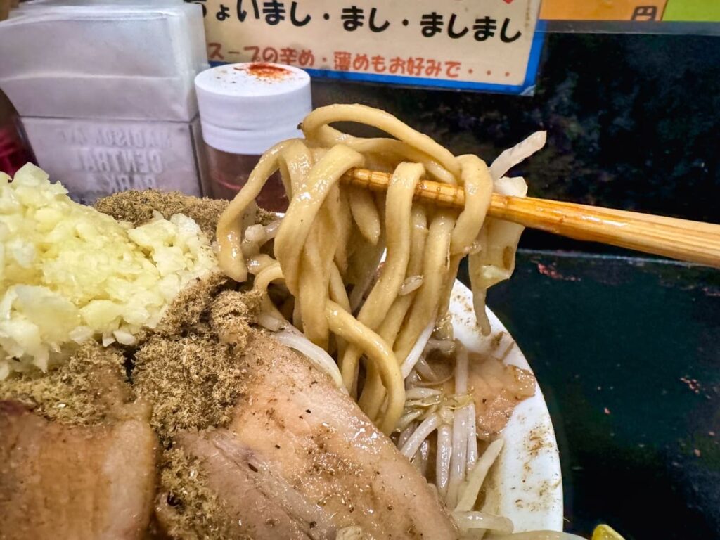 自家製太麺 ドカ盛りマッチョ 三ノ宮店のラーメン並 麺