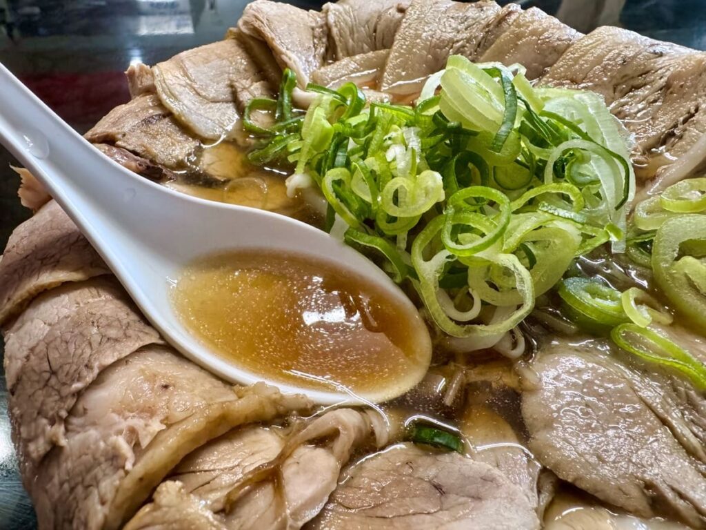 らぁめんみやの肉増しラーメン スープ