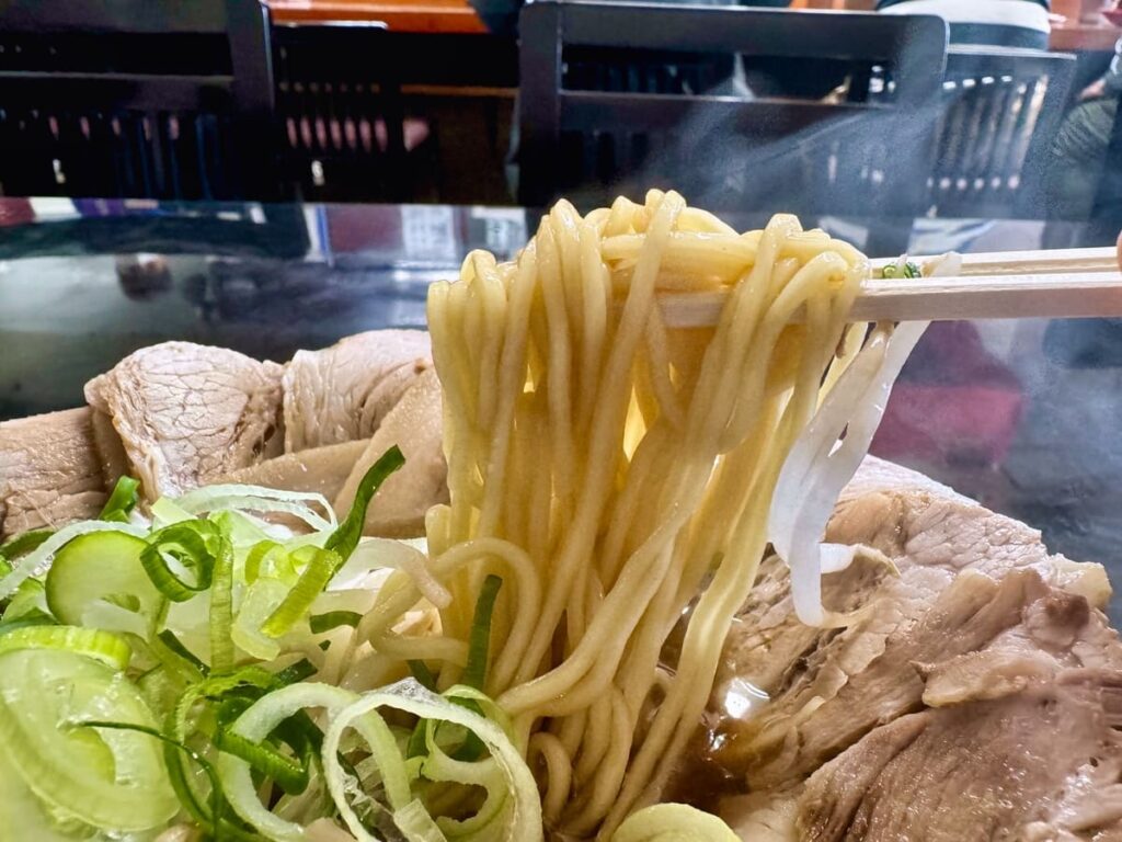 らぁめんみやの肉増しラーメン 麺