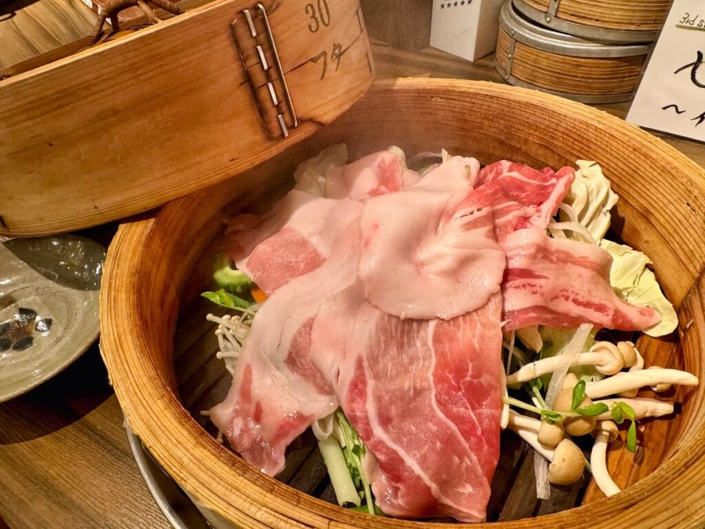 スチームダイニングしまぶた屋のせいろ蒸しセット島黒（しまくる〜） 調理前