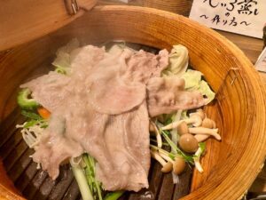 スチームダイニングしまぶた屋のせいろ蒸しセット島黒（しまくる〜） 完成2