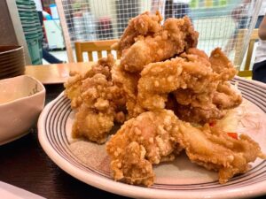 台所やの名物唐揚マウンテン