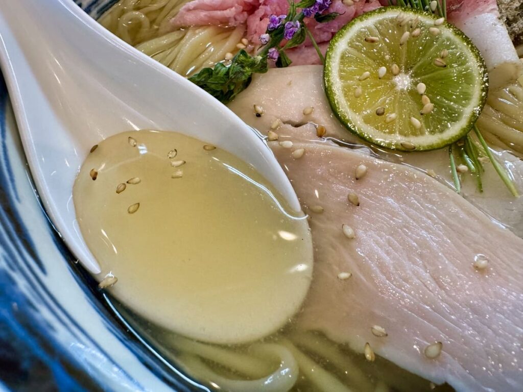 本店尼崎塩元帥の昆布水の冷やし塩ラーメン スープ