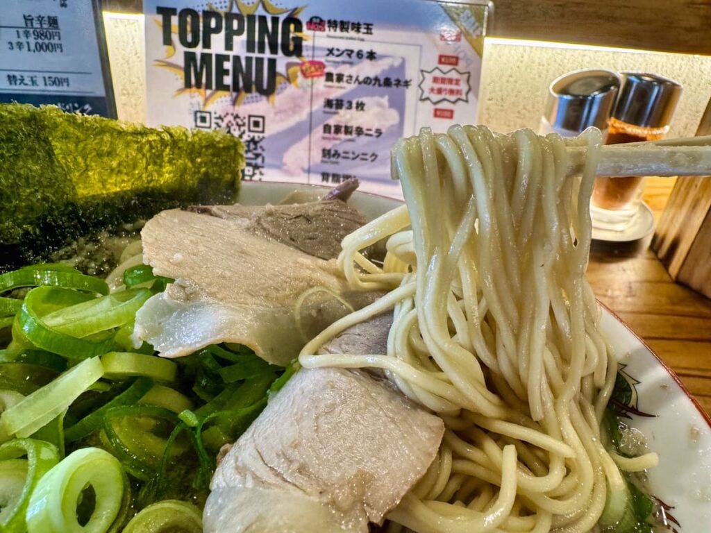 麺屋EDITION 京都本店の背脂醤油ラーメン 全部乗せDX 麺