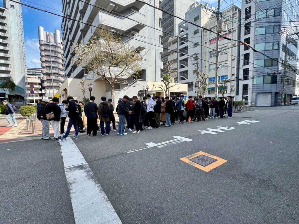 ラーメン荘歴史を刻め 大阪日本橋店の朝の行列