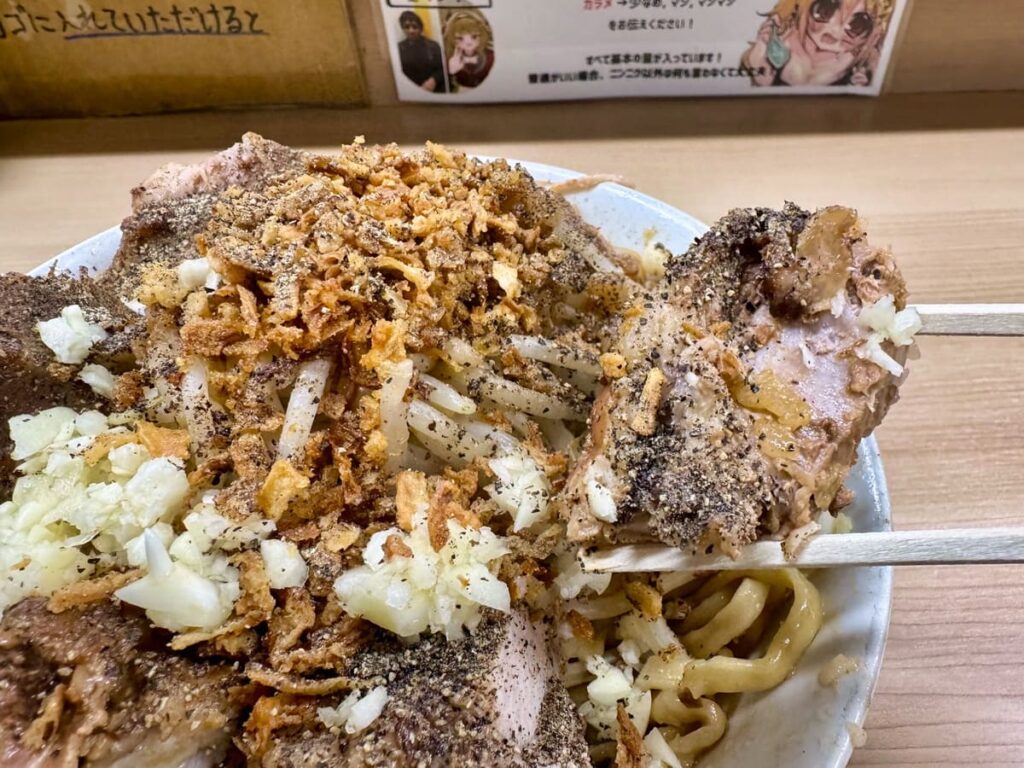 ラーメン荘歴史を刻め 大阪日本橋店の汁なし 豚