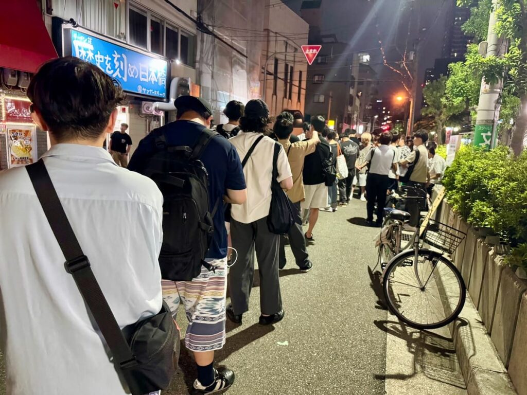 ラーメン荘歴史を刻め 大阪日本橋店の夜の行列