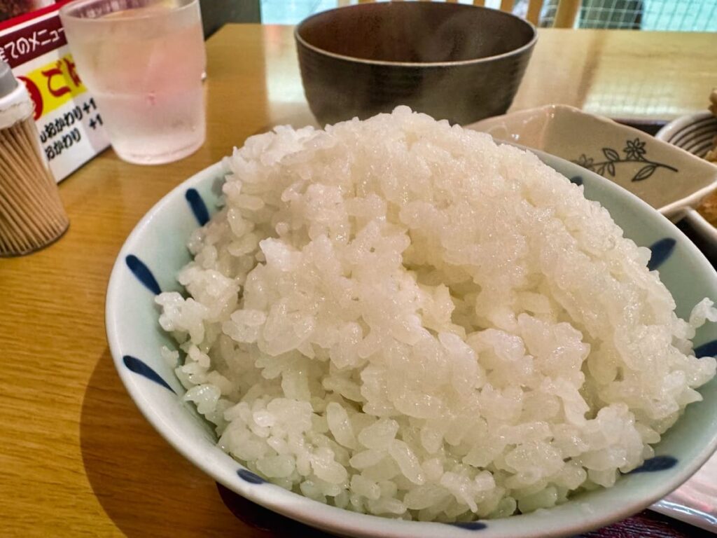 台所やの名物唐揚マウンテン定食 ライスおかわり