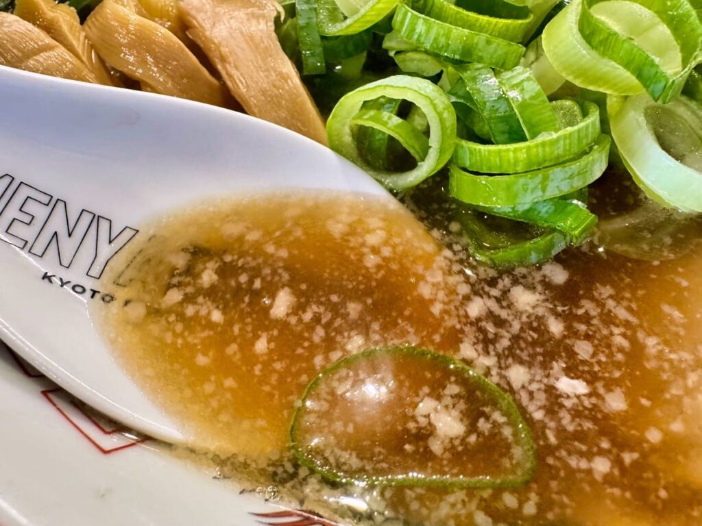 麺屋EDITION 京都本店の背脂醤油ラーメン 全部乗せDX スープ