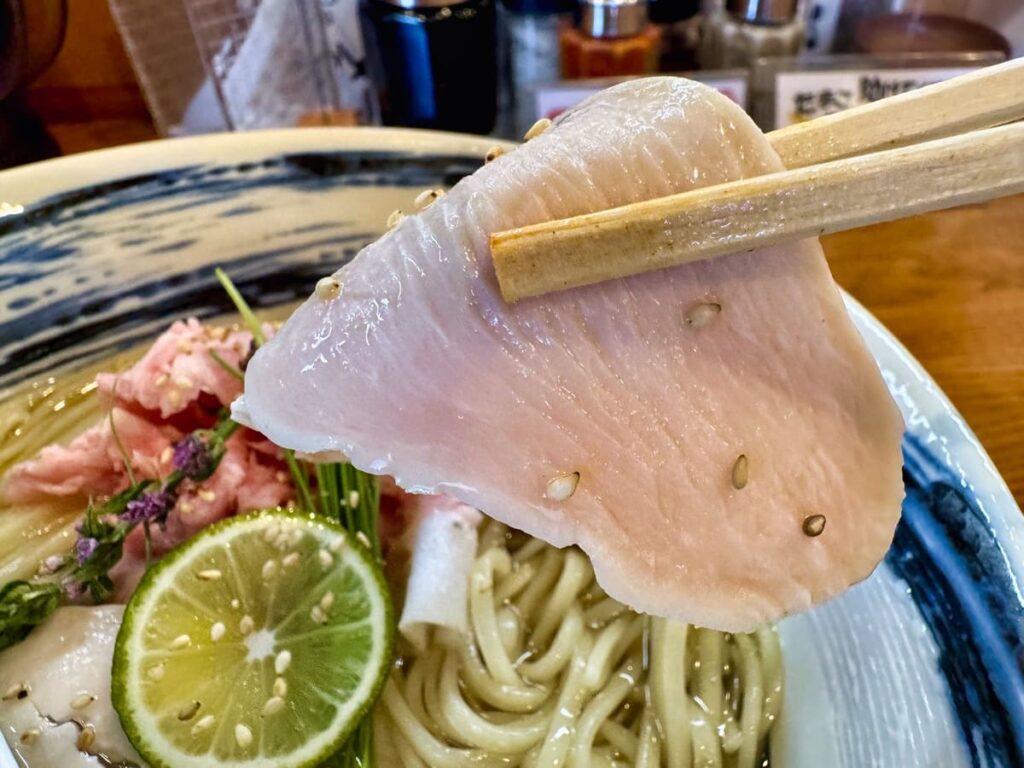 本店尼崎塩元帥の昆布水の冷やし塩ラーメン 鶏胸チャーシュー
