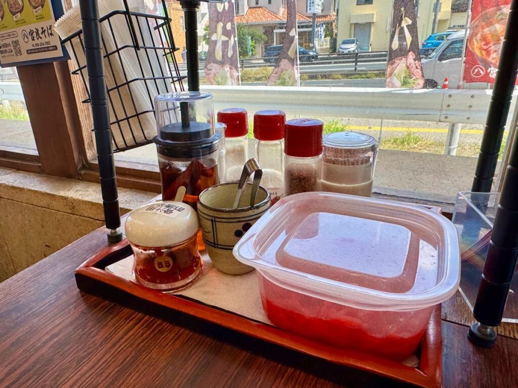 宮良そば 浦添店の卓上調味料