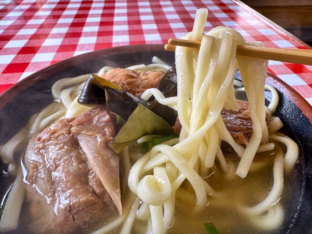 宮里そばのソーキそば 麺