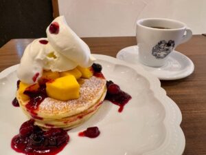 カフェレードルのマンゴー&ベリーパンケーキ2