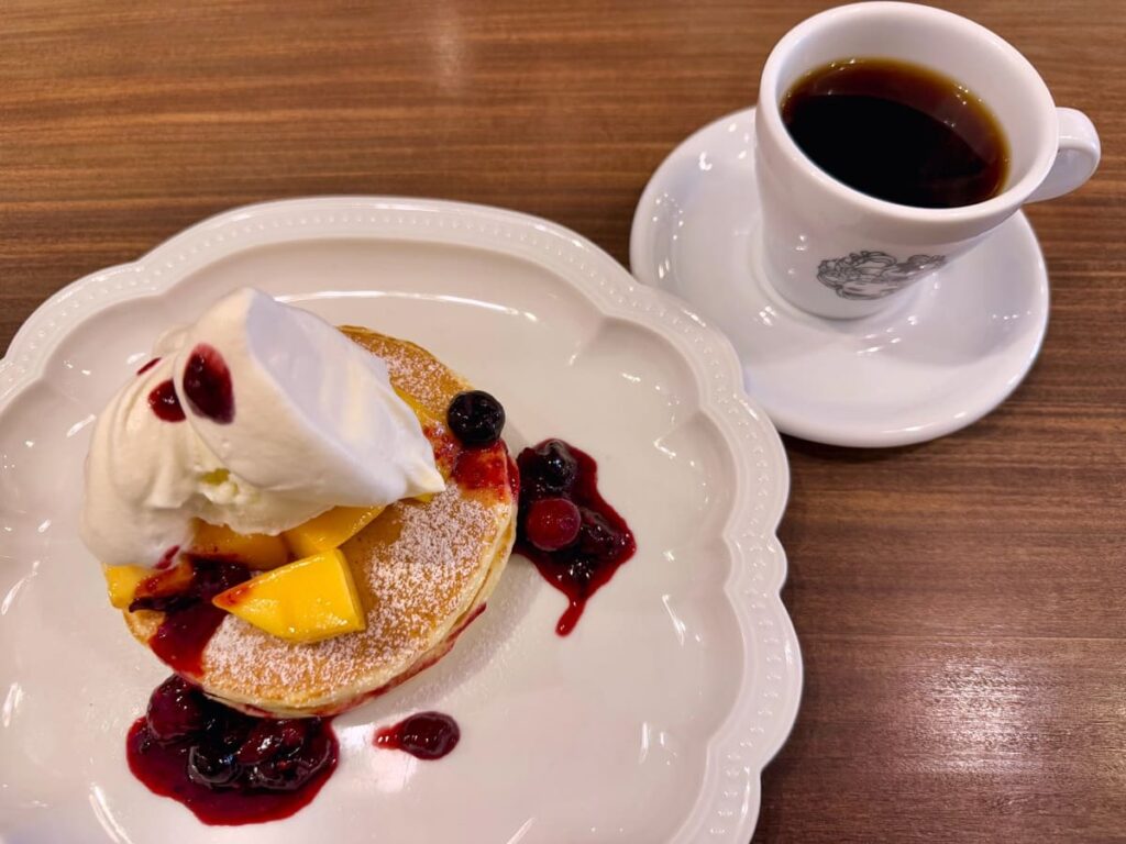カフェレードルのマンゴー&ベリーパンケーキ1