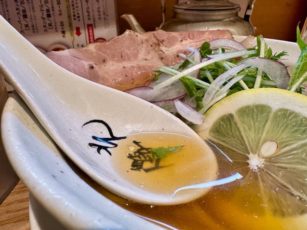 麺屋優光 河原町の冷し貝らーめん スープ
