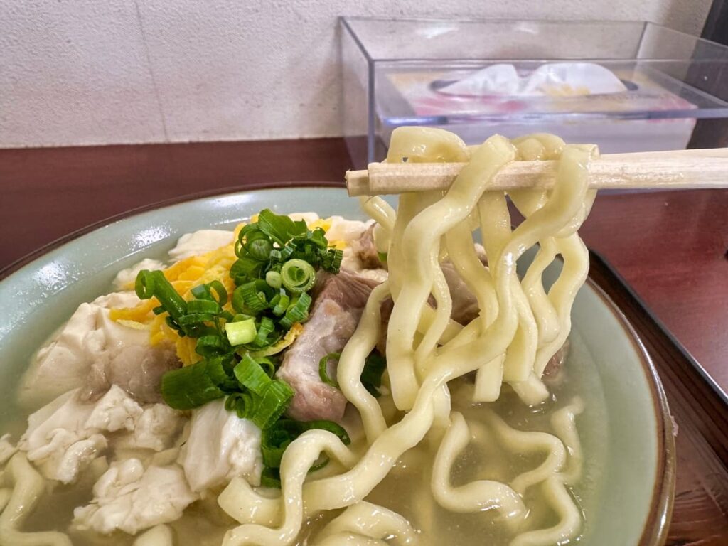 高江洲そばのゆしどうふそば(中) 麺