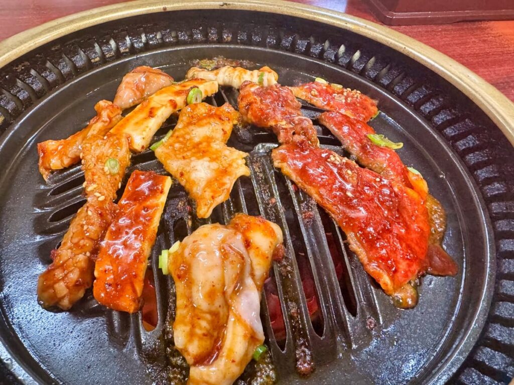 焼肉はやし 十条本店のおまかせ（赤白） 調理中