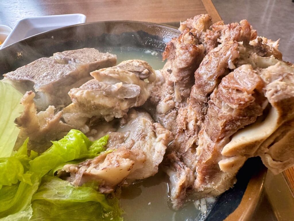 宮良そば 那覇店の骨汁 豚肉