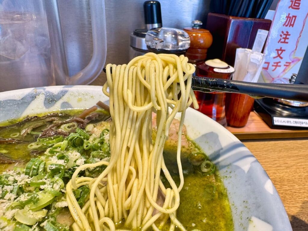 【神戸豚骨ラーメン賀正軒 武庫之荘工場直営店】でイタリアンなラーメン『翠賀正』を試してきた 3 賀正軒 武庫之荘工場直営店の翠賀正 麺