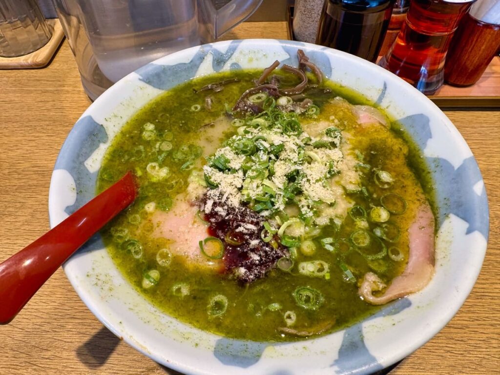 【神戸豚骨ラーメン賀正軒 武庫之荘工場直営店】でイタリアンなラーメン『翠賀正』を試してきた 1 賀正軒 武庫之荘工場直営店の翠賀正1