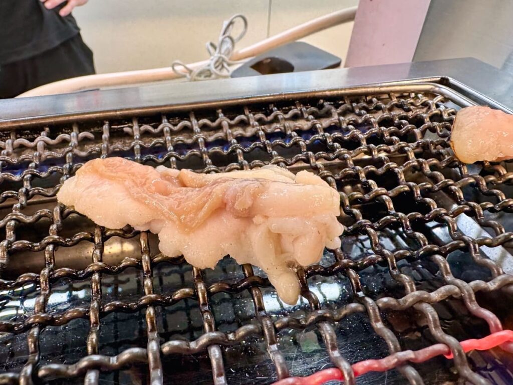 アジェ 木屋町団栗店のホソ塩 調理中