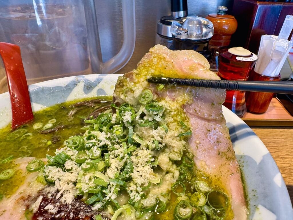 【神戸豚骨ラーメン賀正軒 武庫之荘工場直営店】でイタリアンなラーメン『翠賀正』を試してきた 4 賀正軒 武庫之荘工場直営店の翠賀正 チャーシュー