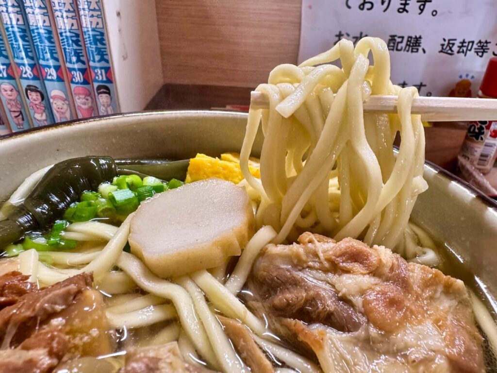 ちだもと食堂のソーキそば(大) 麺