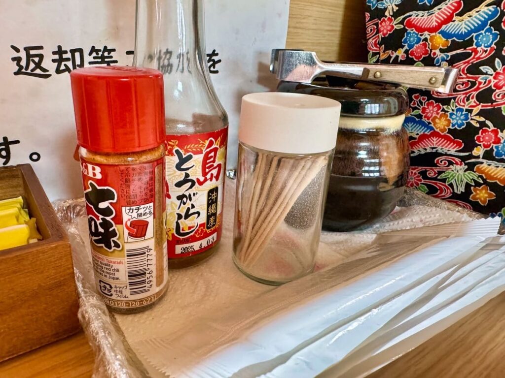 ちだもと食堂の卓上調味料