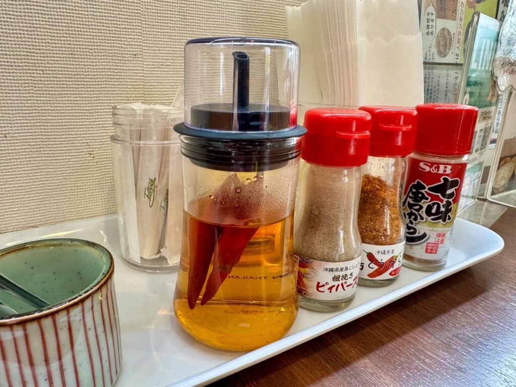 宮良そば 那覇店の卓上調味料