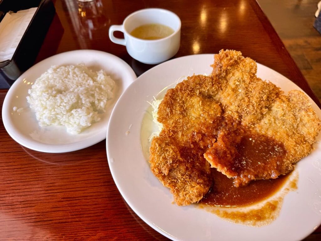 これも京都の食文化【京都カツ わらじや】のわらじカツを試してきた 1 京都カツ わらじやの名物わらじトンカツ1