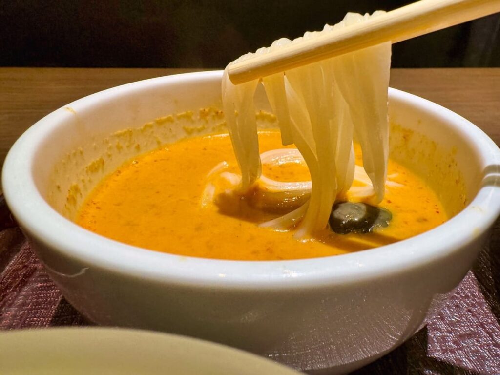 【銀座 佐藤養助】でタイカレー版稲庭うどんを食べてきた 2 銀座 佐藤養助のタイカレー二味セット 実食2