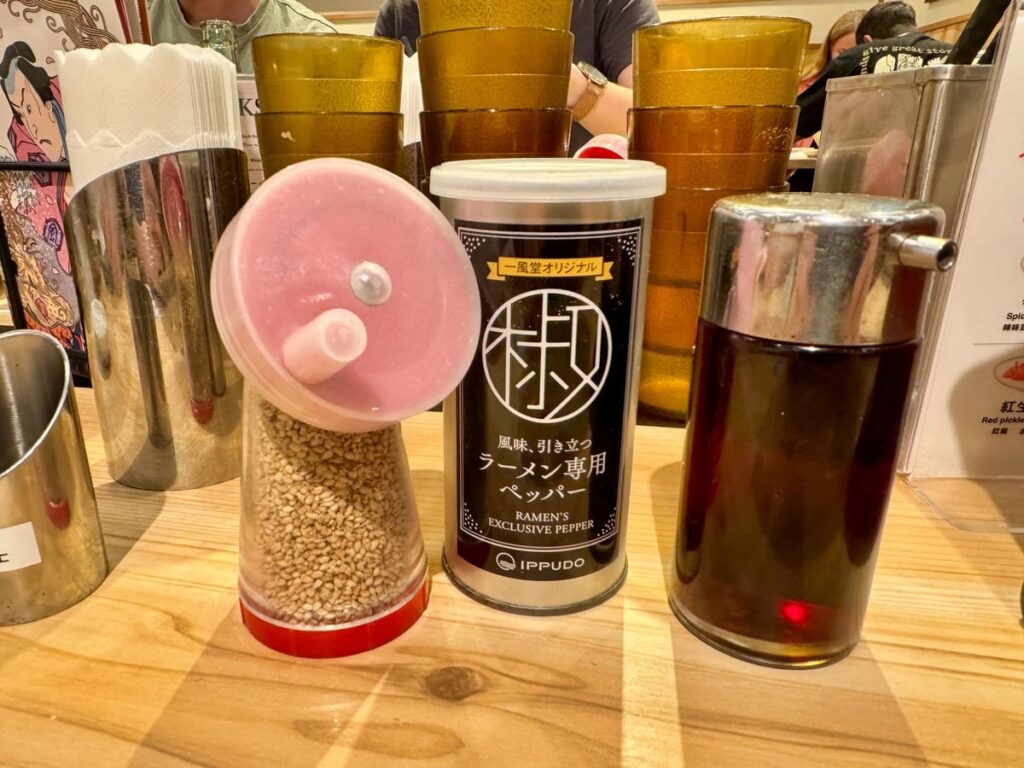令和7年夏の参議院選挙後【一風堂 京都ポルタ店】で選挙割を利用してみた 6 一風堂 京都ポルタ店の卓上調味料