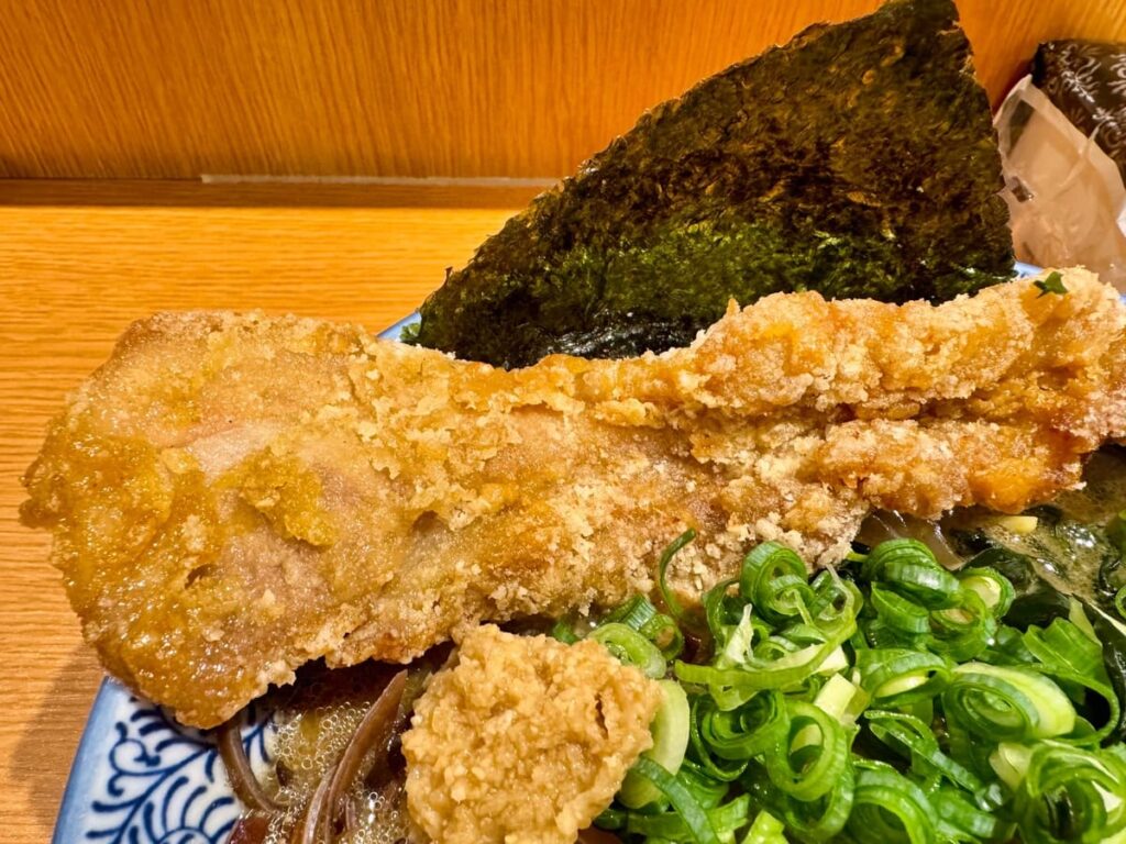 麺や虎鉄 京都拉麺小路店の特製肉盛り札幌熟成味噌 豚ザンギVer.豚ザンギ