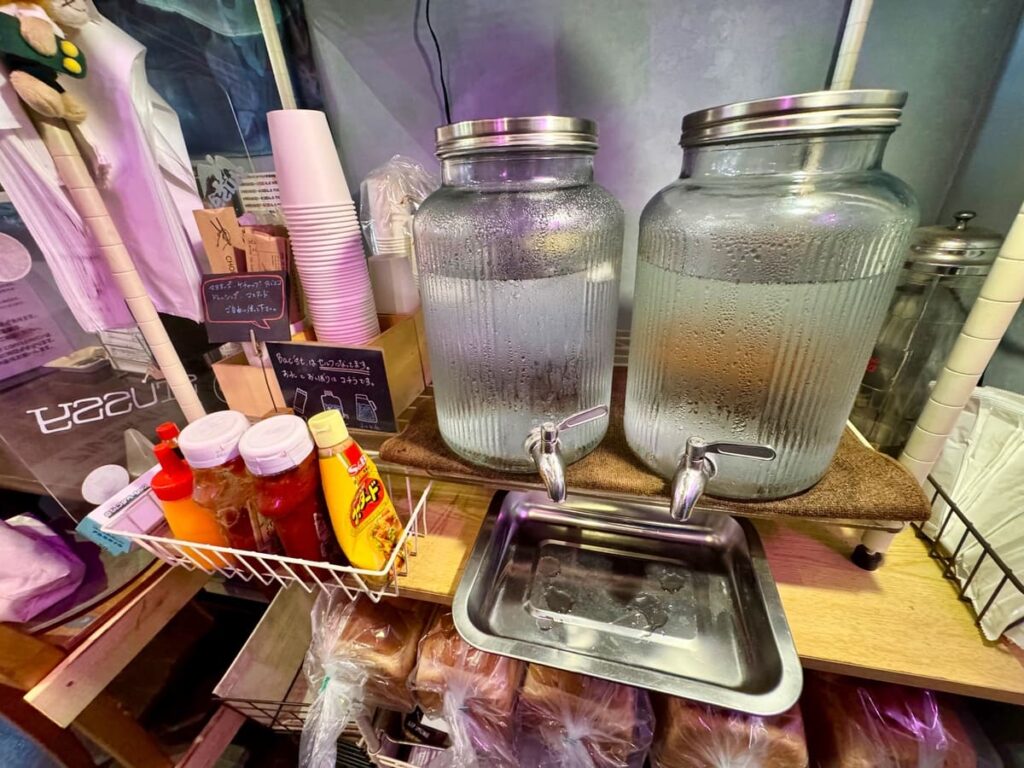 朝からデカ盛りたまごサンド!【Back Street Coffee】に行ってきた 4 Back Street Coffeeの調味料コーナー