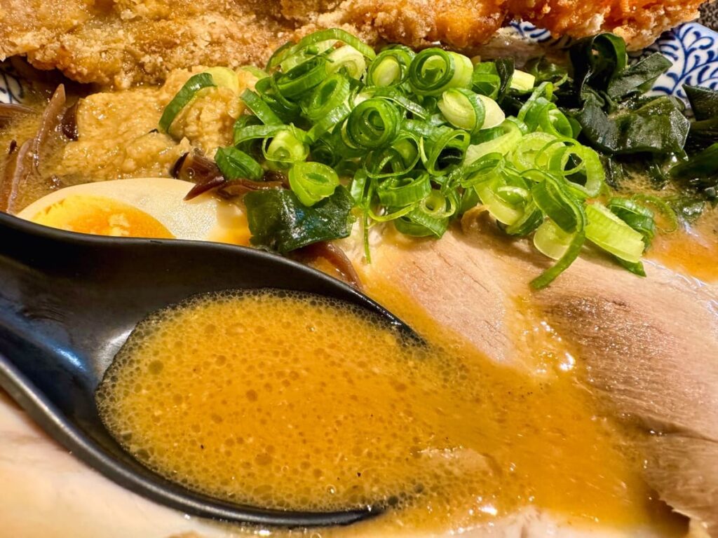 麺や虎鉄 京都拉麺小路店の特製肉盛り札幌熟成味噌 豚ザンギVer.スープ