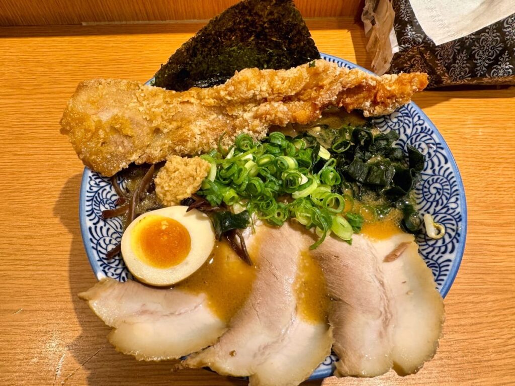 麺や虎鉄 京都拉麺小路店の特製肉盛り札幌熟成味噌 豚ザンギVer.1