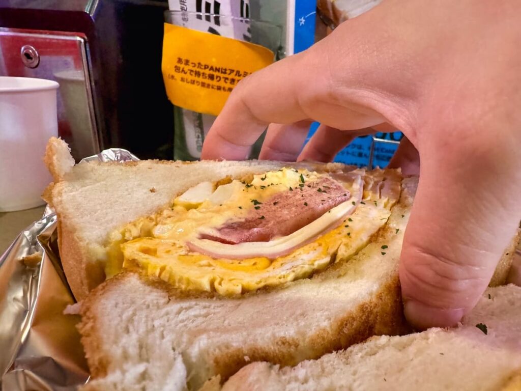 朝からデカ盛りたまごサンド!【Back Street Coffee】に行ってきた 2 Back Street Coffeeのバクストグラウンド 実食