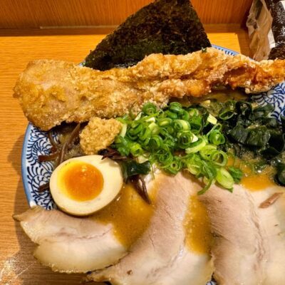 麺や虎鉄 京都拉麺小路店の特製肉盛り札幌熟成味噌 豚ザンギVer.3