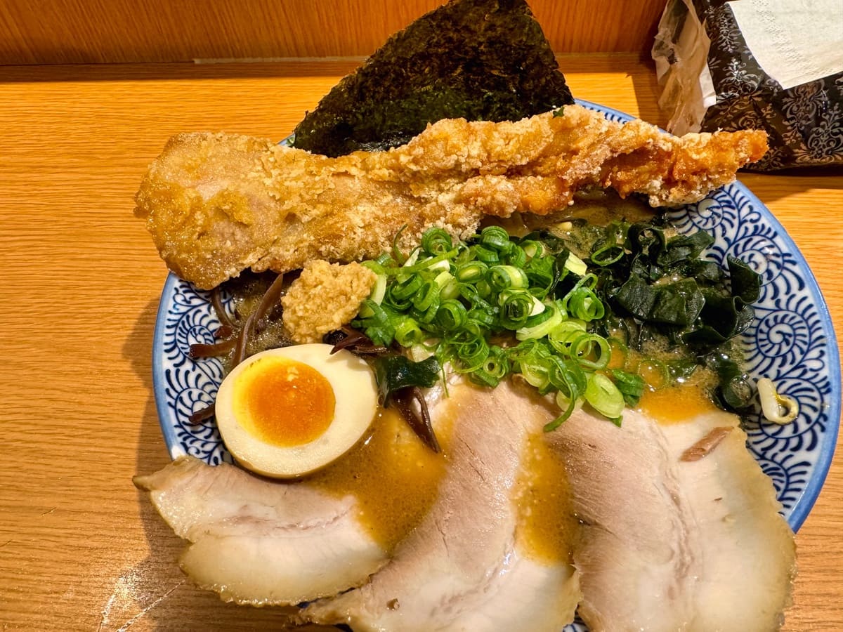 麺や虎鉄 京都拉麺小路店の特製肉盛り札幌熟成味噌 豚ザンギVer.3