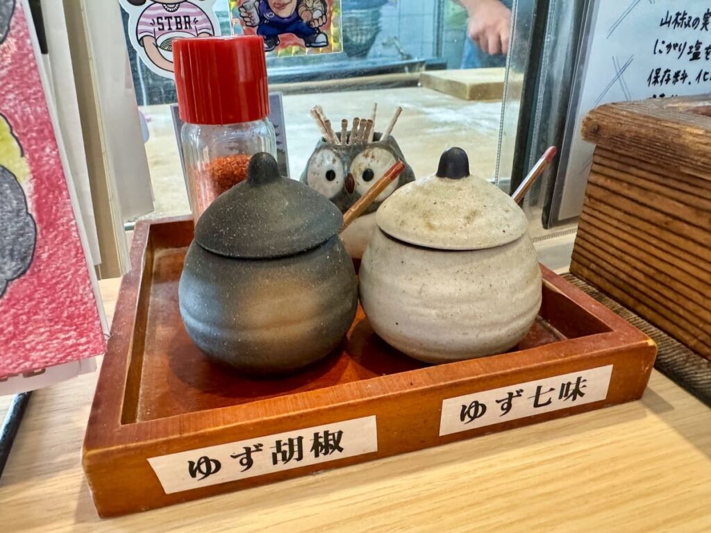 本格手打ちうどん大河の卓上調味料