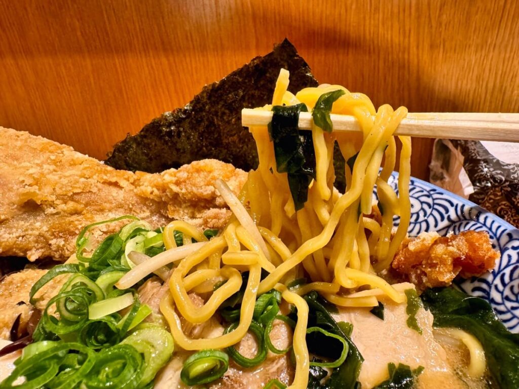 麺や虎鉄 京都拉麺小路店の特製肉盛り札幌熟成味噌 豚ザンギVer.麺