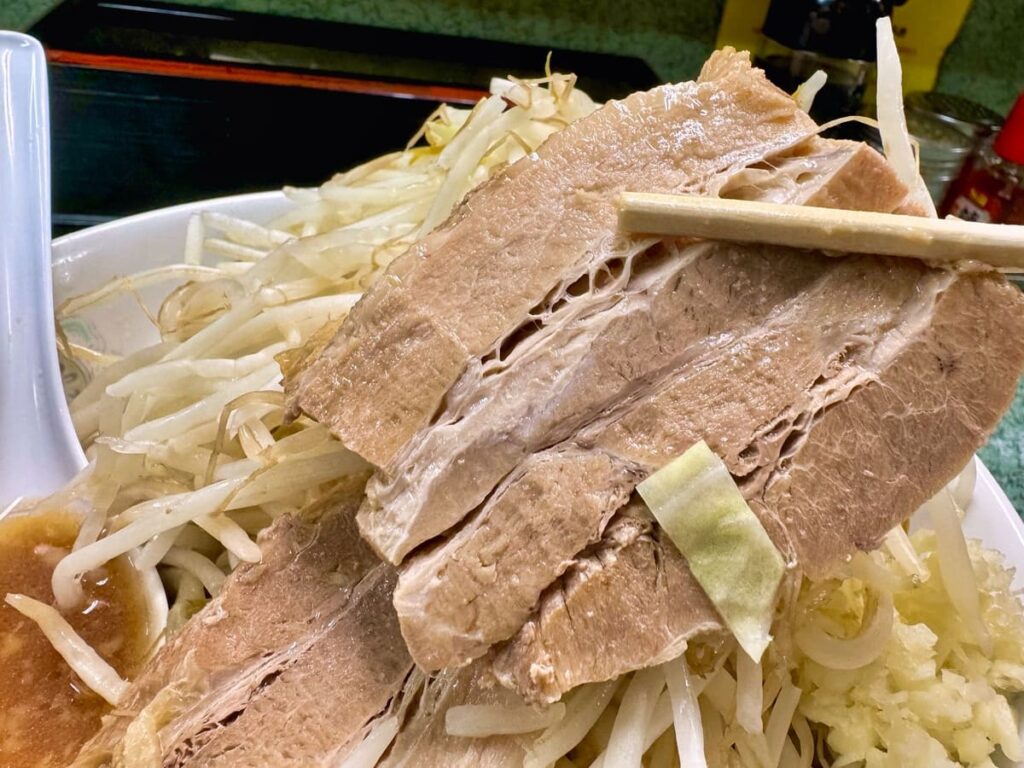 かつて「一番まずい」と言われた店【ラーメン二郎 新宿小滝橋通り店】に行ってきた 4 ラーメン二郎 新宿小滝橋通り店のラーメン 豚