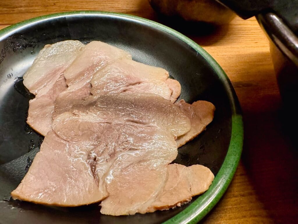 一蘭 新橋店の天然とんこつラーメン(創業以来)+半熟塩ゆでたまご+追加チャーシュー(4枚) 追加チャーシュー